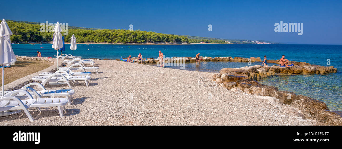 BRAC, Croatie - 6 août 2018 - Stone Beach sur l'île de Brac avec de l'eau de l'océan turquoise clair, Supetar, Brac, Croatie Banque D'Images