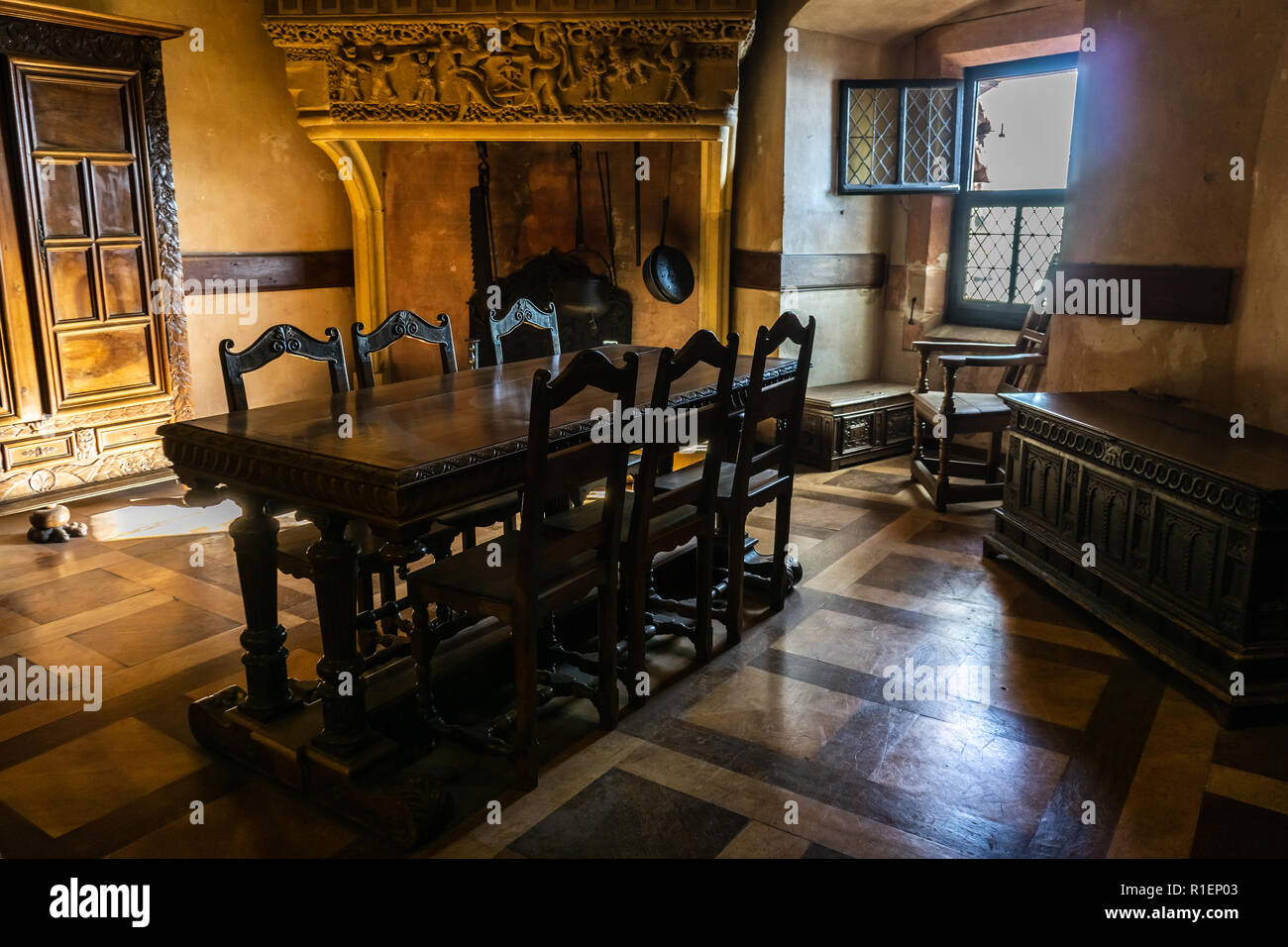 Salle à manger dans le château du Haut-Kœnigsbourg, Bas-Rhin, Alsace, France. Banque D'Images