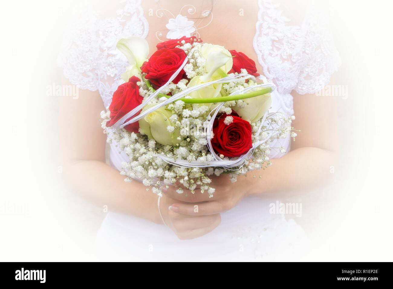 Close-up d'un mariage bouquet de fleurs rouge tenue par l'épouse. Banque D'Images