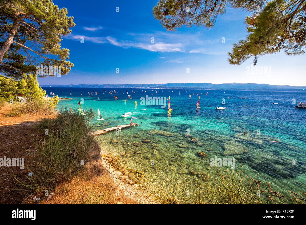 Promenade en bord de mer, sur l''île de Brac avec des pins et de l'eau de l'océan turquoise clair, Bol, Brac, Croatie. Banque D'Images