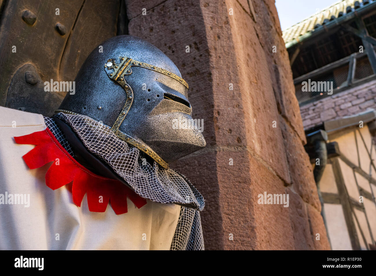 Costume chevalier médiéval avec poste de pilotage, l'espace de copie sur la droite. Moyen Âge concept. Banque D'Images