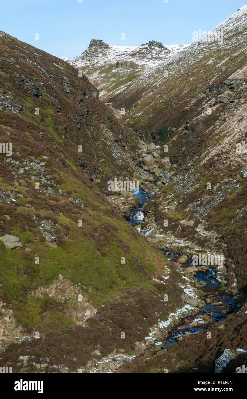 Crowden Brook et grands châteaux, Peak District National Park, Royaume-Uni Banque D'Images