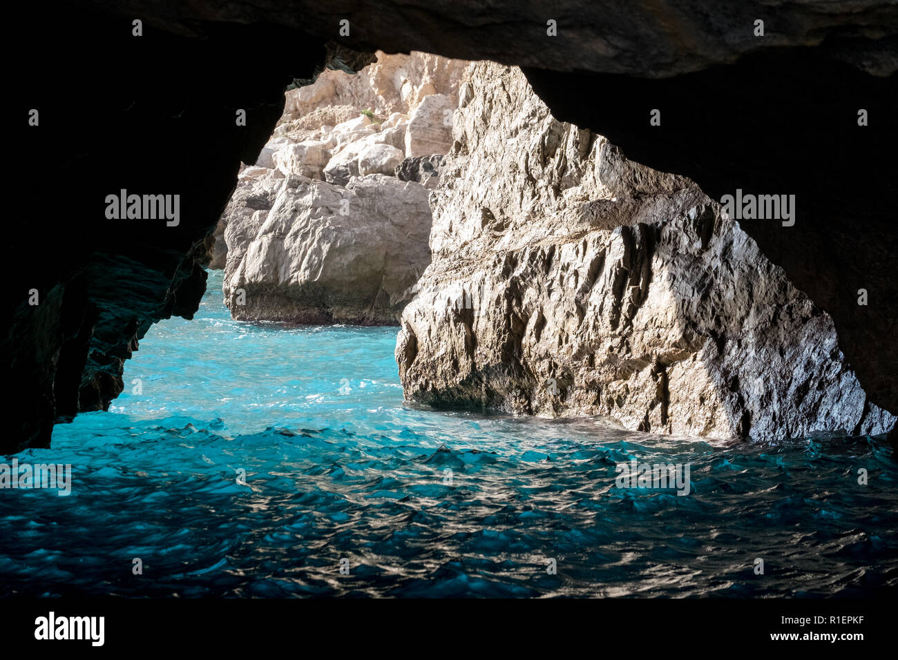 Le Green Grotto (également connu sous le nom de la grotte d'Émeraude), Grotta Verde, sur la côte de l'île de Capri, dans la baie de Naples, Italie. Banque D'Images