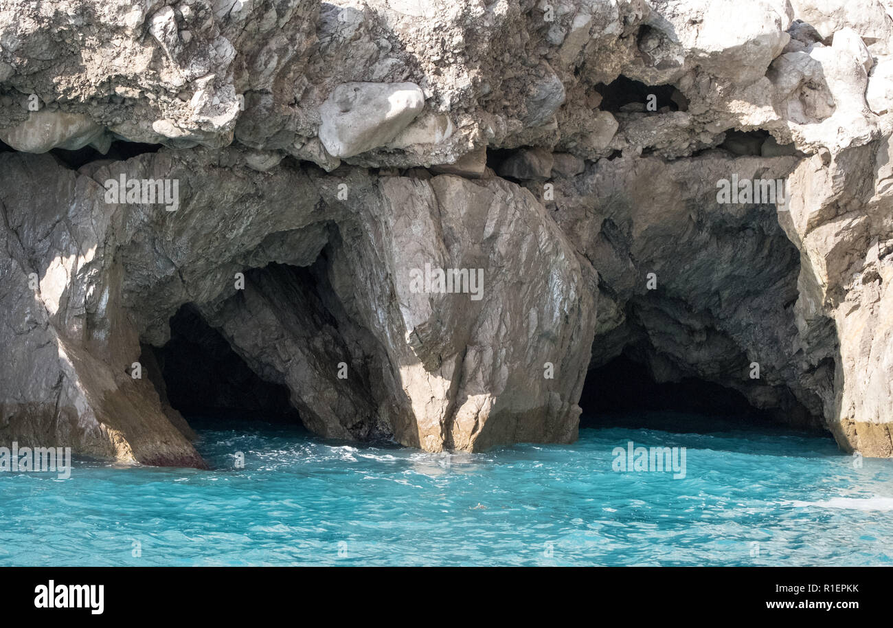 Le Green Grotto (également connu sous le nom de la grotte d'Émeraude), Grotta Verde, sur la côte de l'île de Capri, dans la baie de Naples, Italie. Banque D'Images