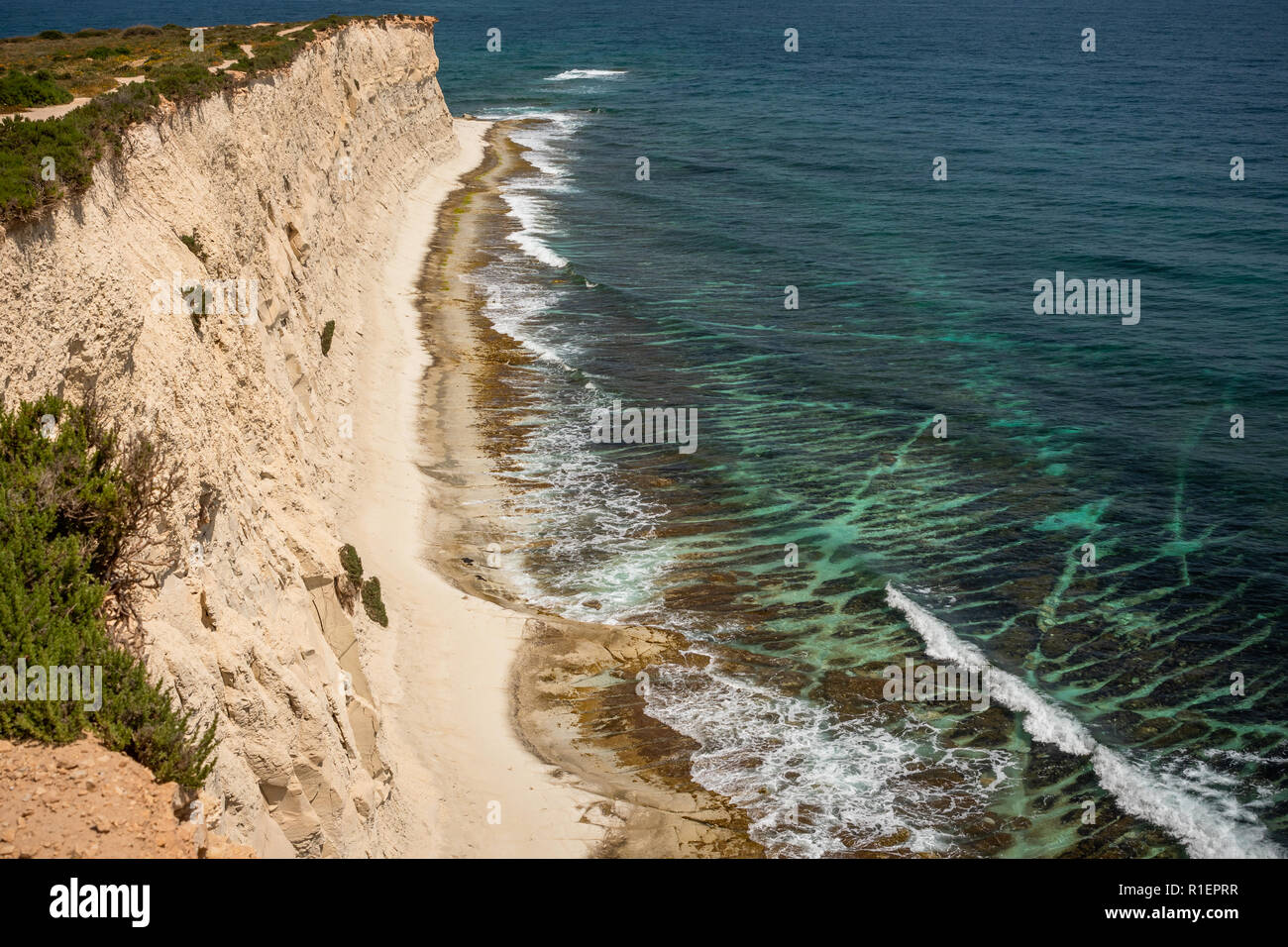 Paysage autour de Marsascala Malte Cliffs, arche, l'eau de la Méditerranée autour de St Thomas bay. Côté et vue ci-dessus. La sérénité, la tranquilité. wh Banque D'Images