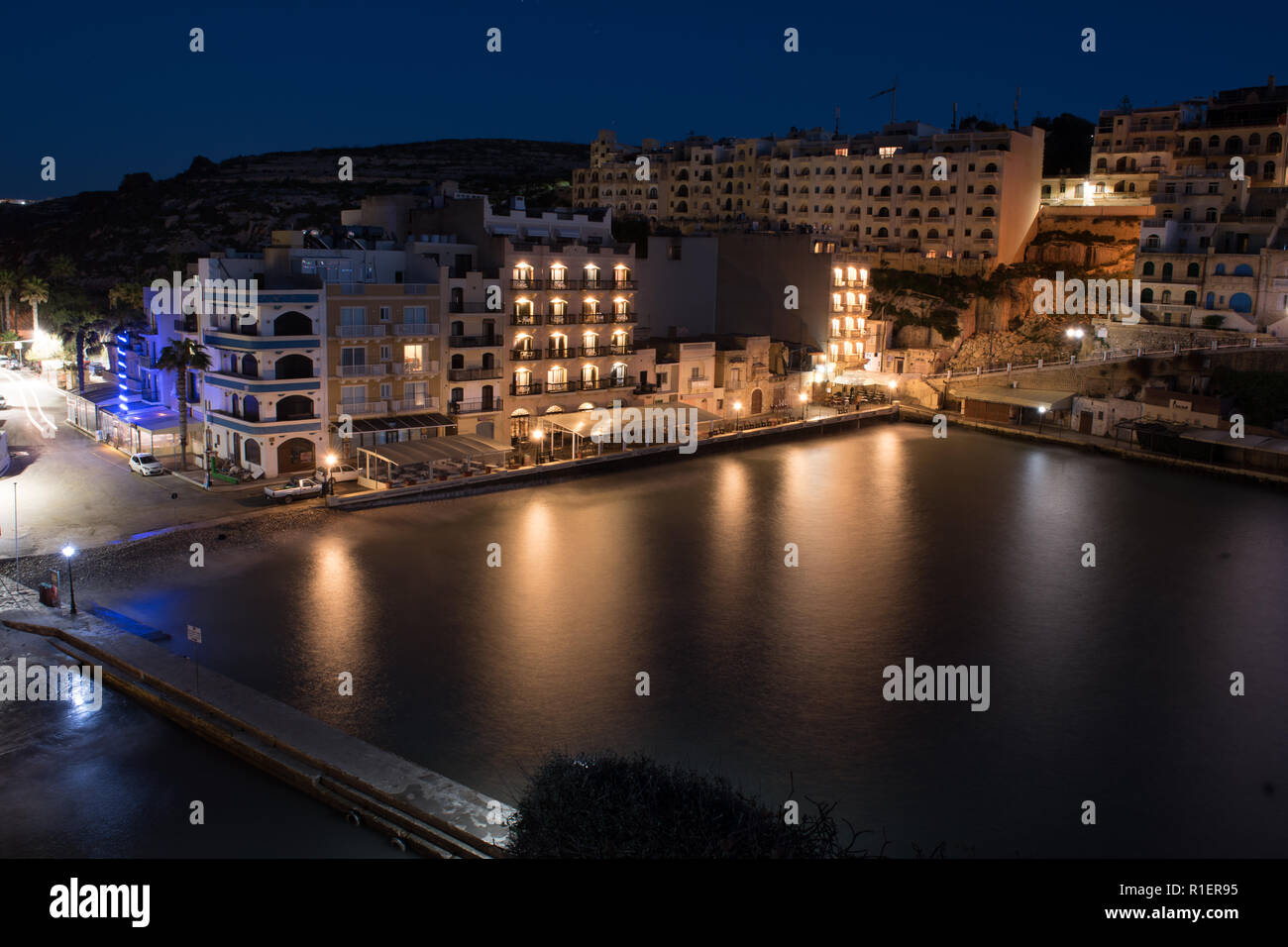Belle photo de paysage de la baie de Xlendi à Gozo. L'exposition à long shot. La tranquillité dans la nuit. Tourné en hiver, pas de gens avec des étoiles du ciel clair. Banque D'Images