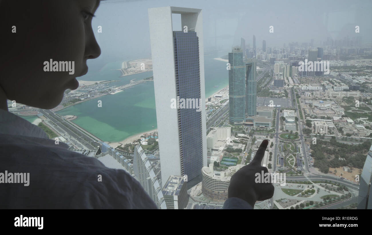 Adolescente regarde par Abu Dhabi télescope d'observation deck Banque D'Images