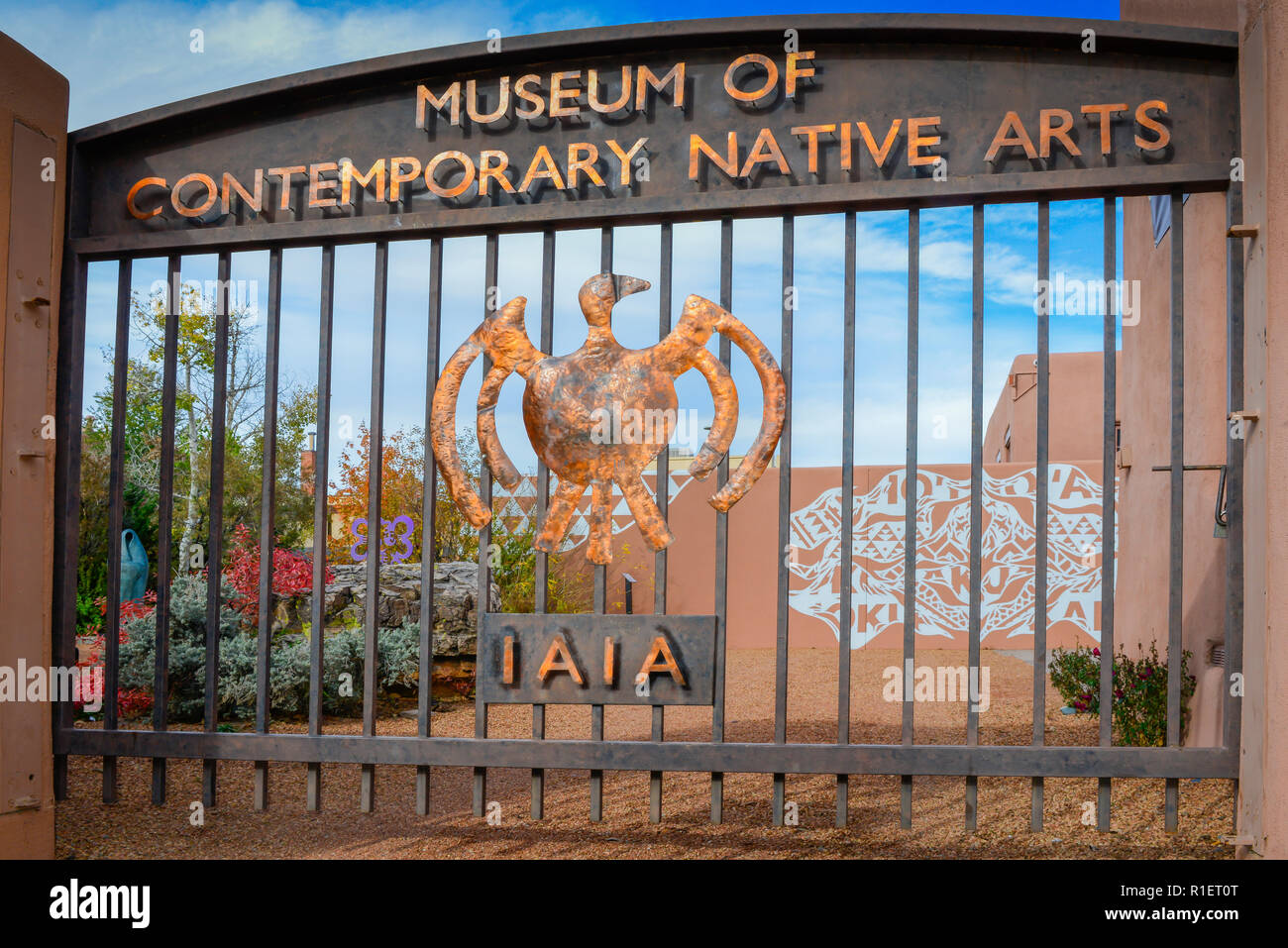 L'artistique et impressionnante barrière métallique entrée au Musée de l'art autochtone contemporain (IAIA) au centre-ville de Santa Fe, NM Banque D'Images