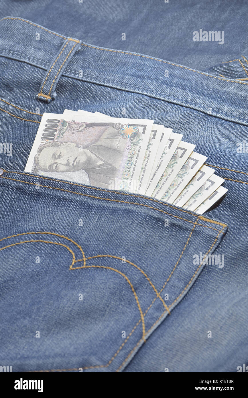 Yen japonais en jeans pocket - 10 000 yen Banque D'Images