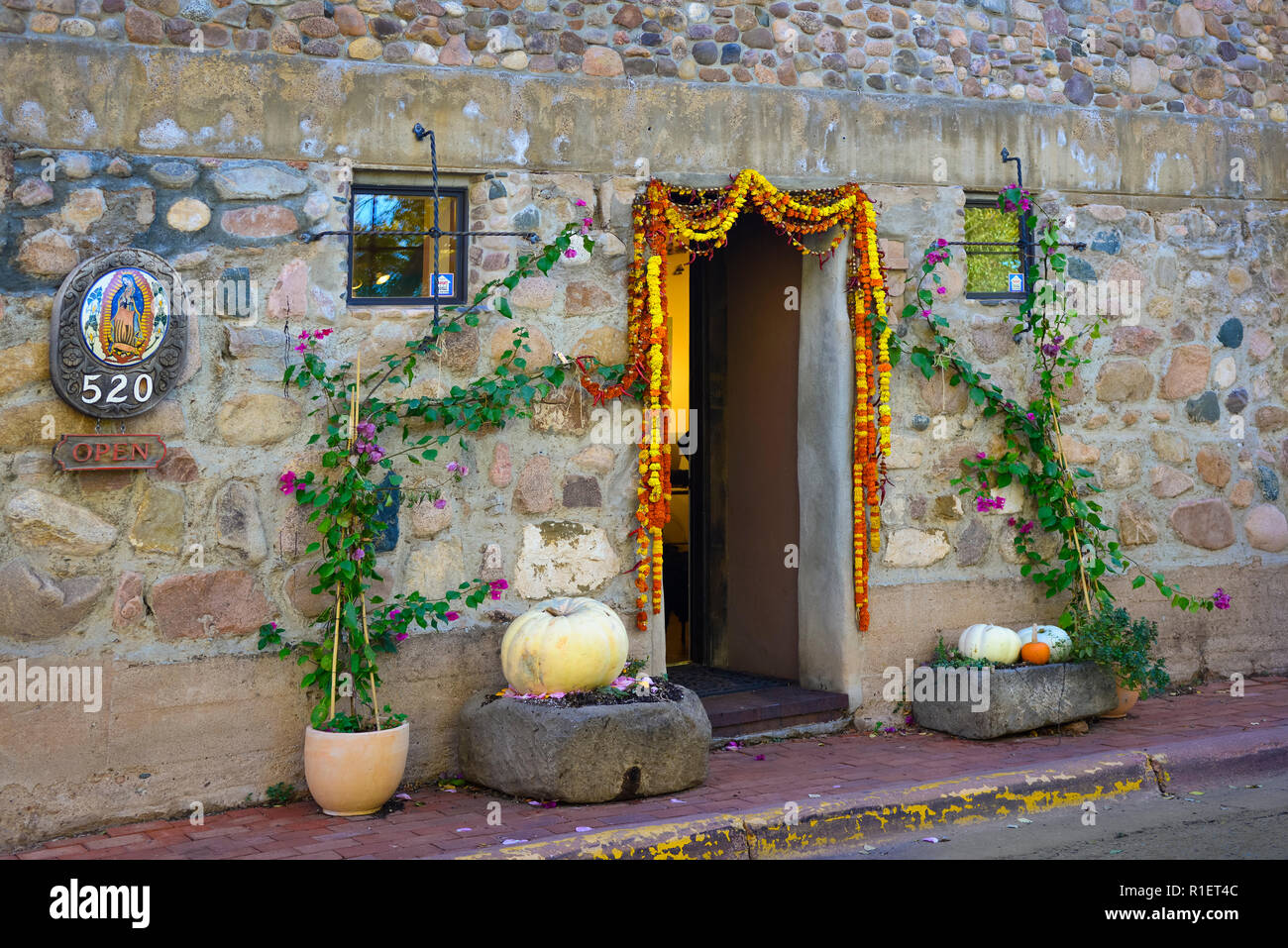 L'accueillante et belle Corazon galerie d'art contemporain entrée sur renown Canyon Road arts district à Santa Fe, NM, États-Unis Banque D'Images