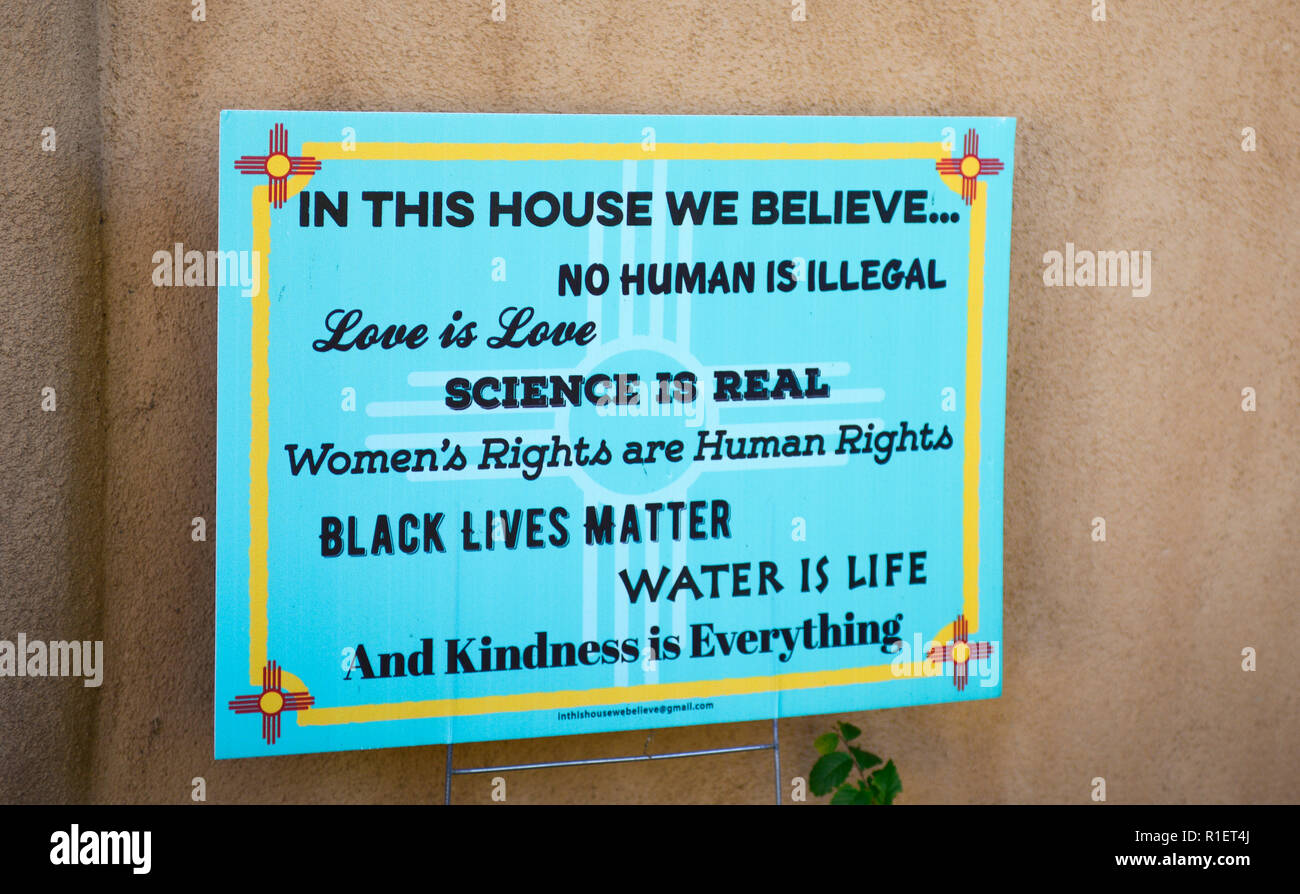 Un signe de turquoise dans la cour d'une maison indiquant 'à la Chambre, nous croyons... Aucun humain n'est illégal, l'amour est l'amour.." une déclaration politique de l'inclusion Banque D'Images