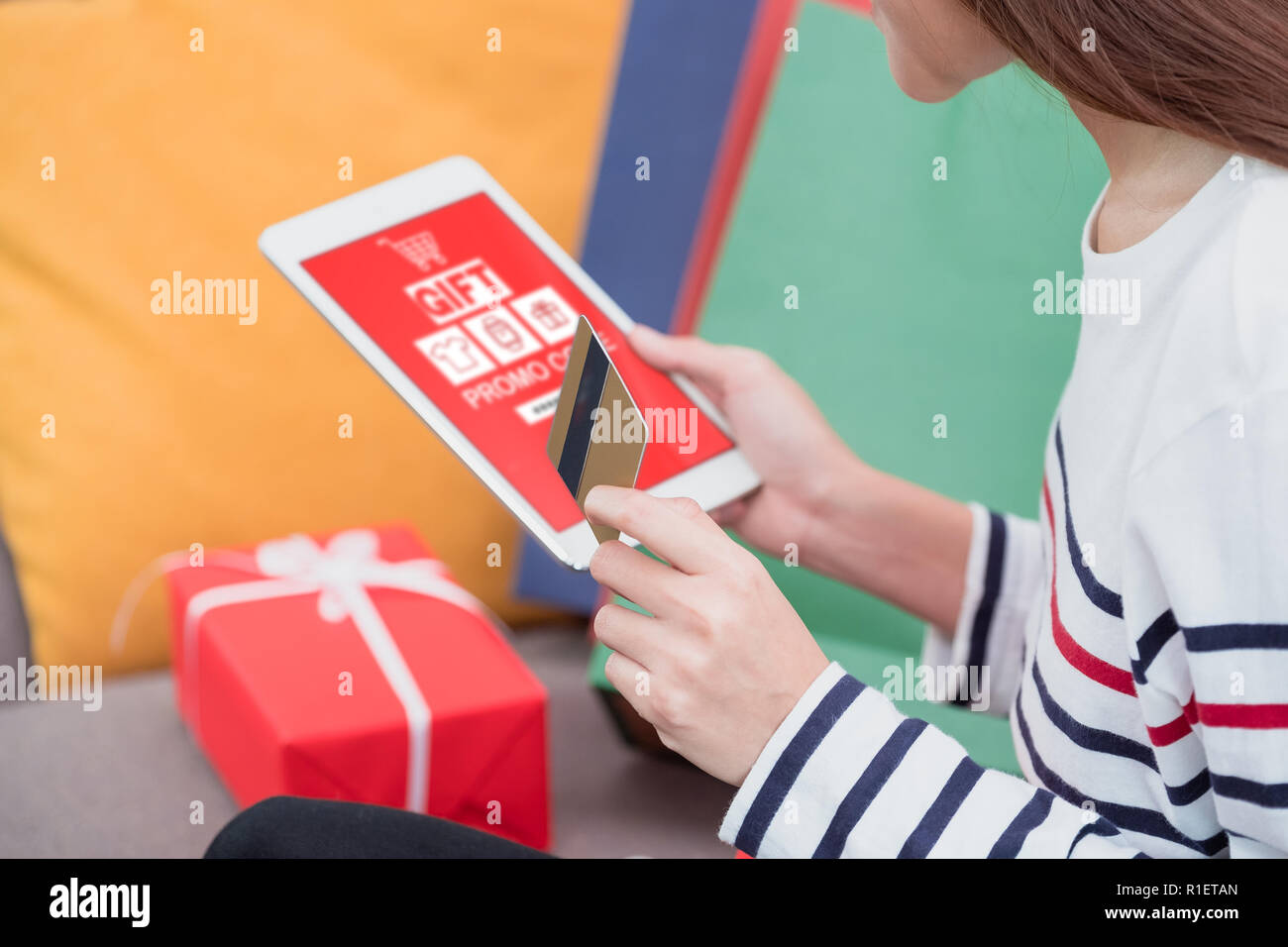 Happy Asian woman utiliser carte de crédit achat cadeau de Noël avec des applications mobiles sur tablette à la partie,Maison de magasinage en ligne, paiement mobile banking Banque D'Images