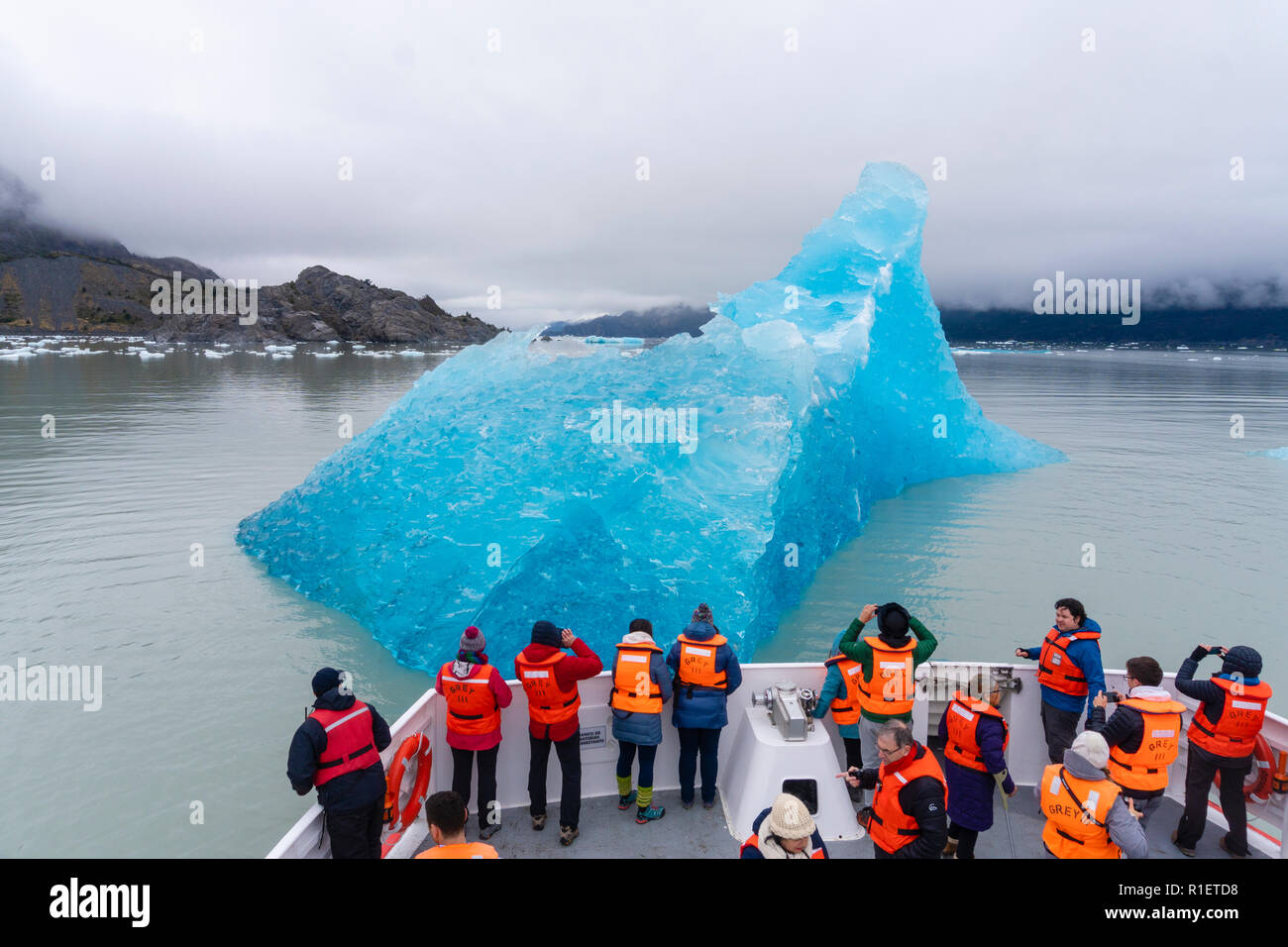 Les touristes en bateau Visite guidée une vue rapprochée d'iceberg à Torres del Paine Banque D'Images