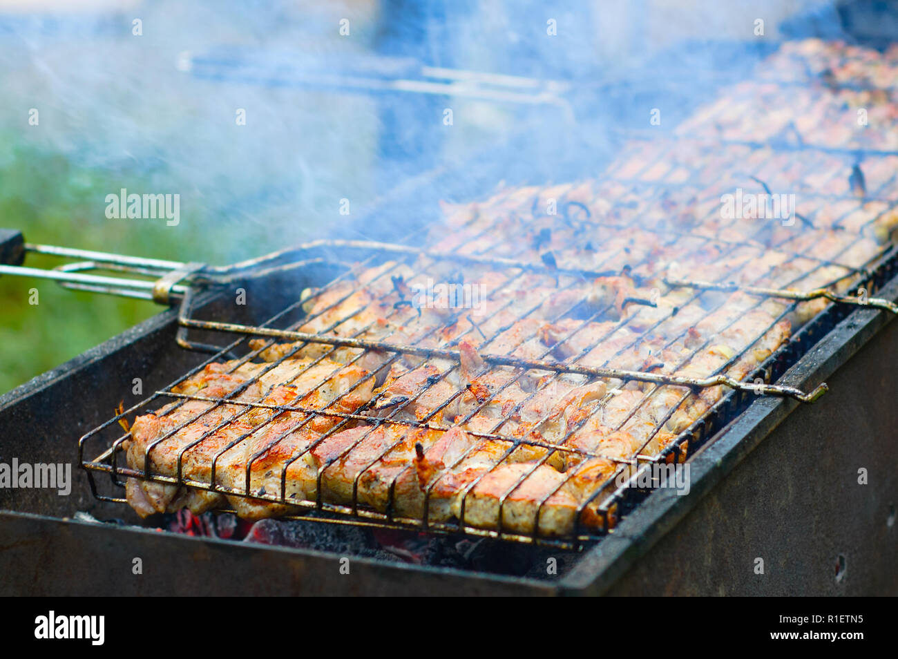 Barbecue de viande sur le grill. Close-up. Banque D'Images