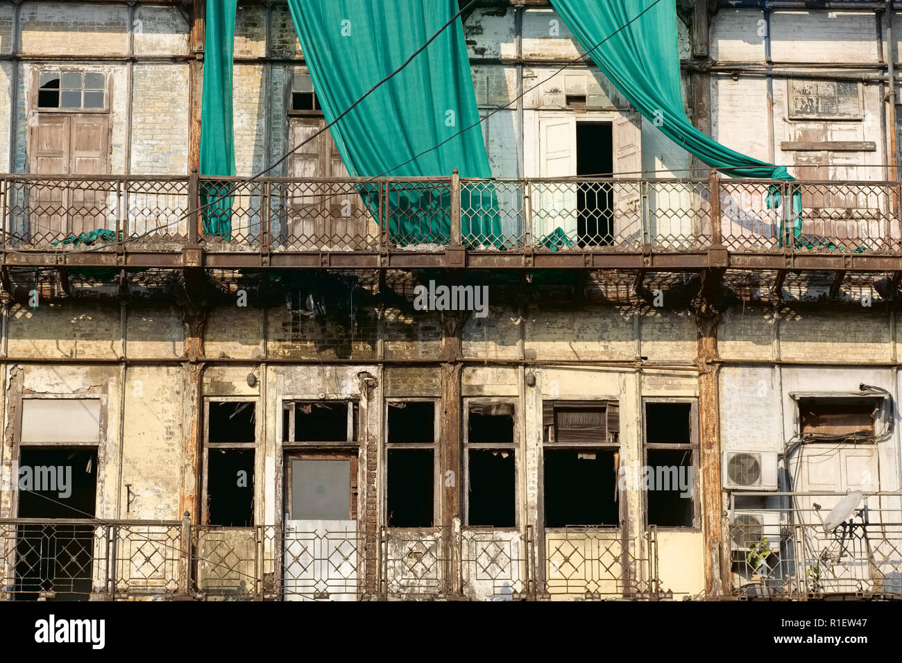 Vue extérieure détaillées Esplanade de l'hôtel particulier à Mumbai, Inde, construit de 1867 à 1869 comme un hôtel de luxe, Watson's Hotel ; maintenant un bureau en ruine bldg. Banque D'Images