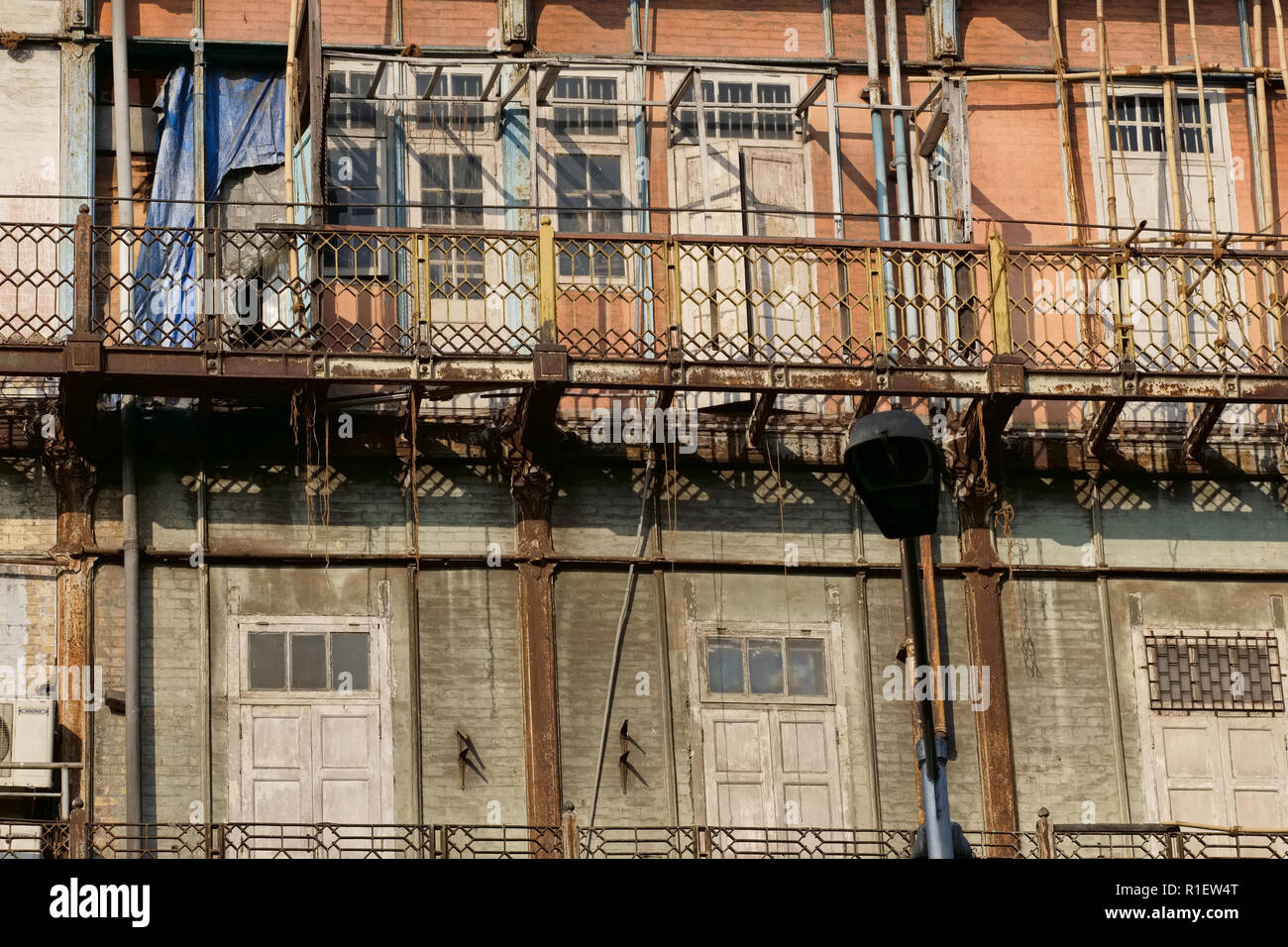 Vue extérieure détaillées Esplanade de l'hôtel particulier à Mumbai, Inde, construit de 1867 à 1869 comme un hôtel de luxe, Watson's Hotel ; maintenant un bureau en ruine bldg. Banque D'Images
