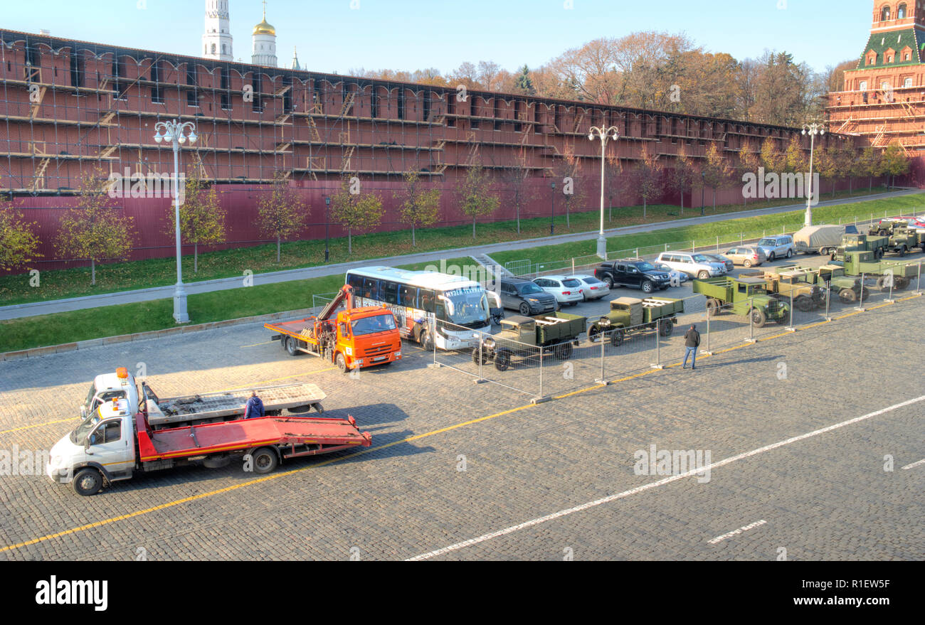 Moscou, Russie - novembre 07,2018 : les poids lourds de l'époque de la Grande guerre patriotique en stationnement sur place Vassilievski Spusk près du Kremlin Banque D'Images