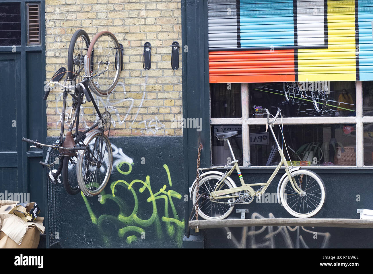 Des vélos sur l'extérieur d'un magasin de cycle d'affichage Banque D'Images