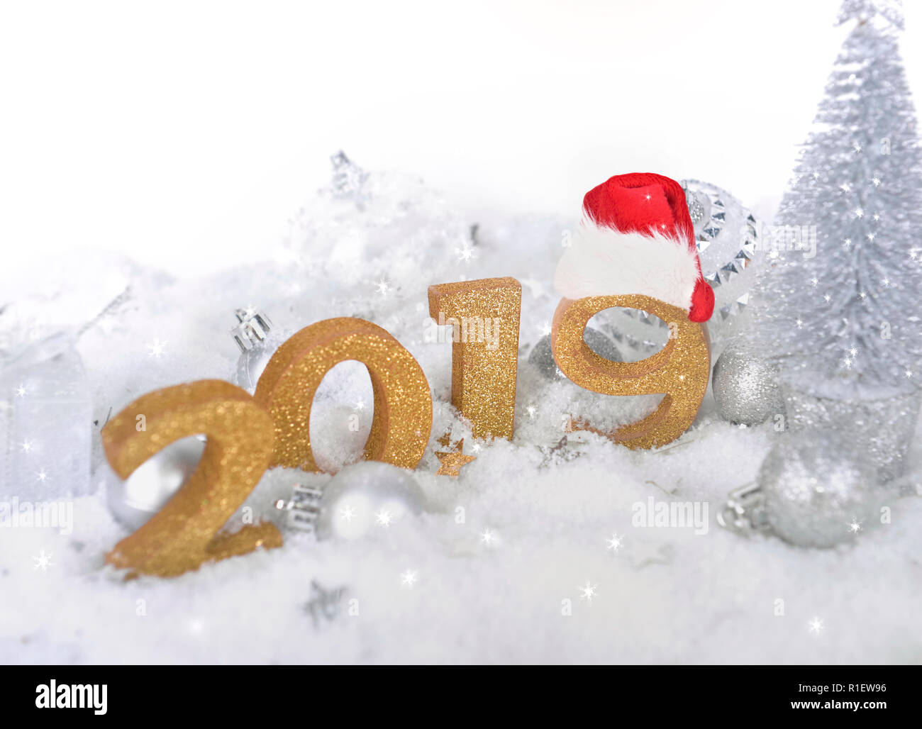 Nouvelle année 2019 avec des chiffres d'or santa claus hat sur les neuf sur décoration de Noël et de la neige Banque D'Images