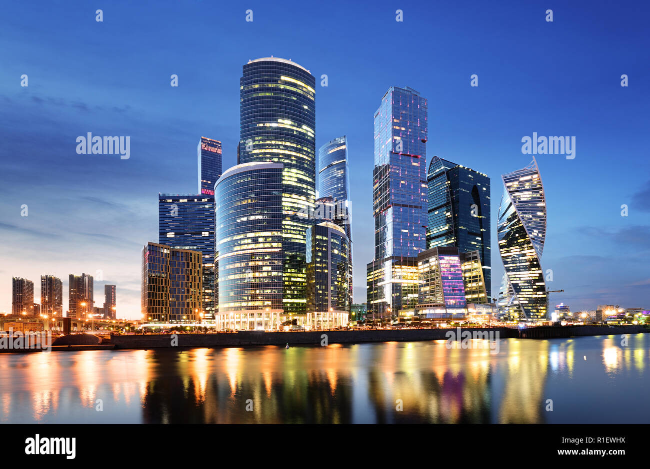 Gratte-ciel du centre d'affaires de la ville de Moscou et de la rivière de Moscou à Moscou dans la nuit, la Russie. Architecture et vue de Moscou Banque D'Images