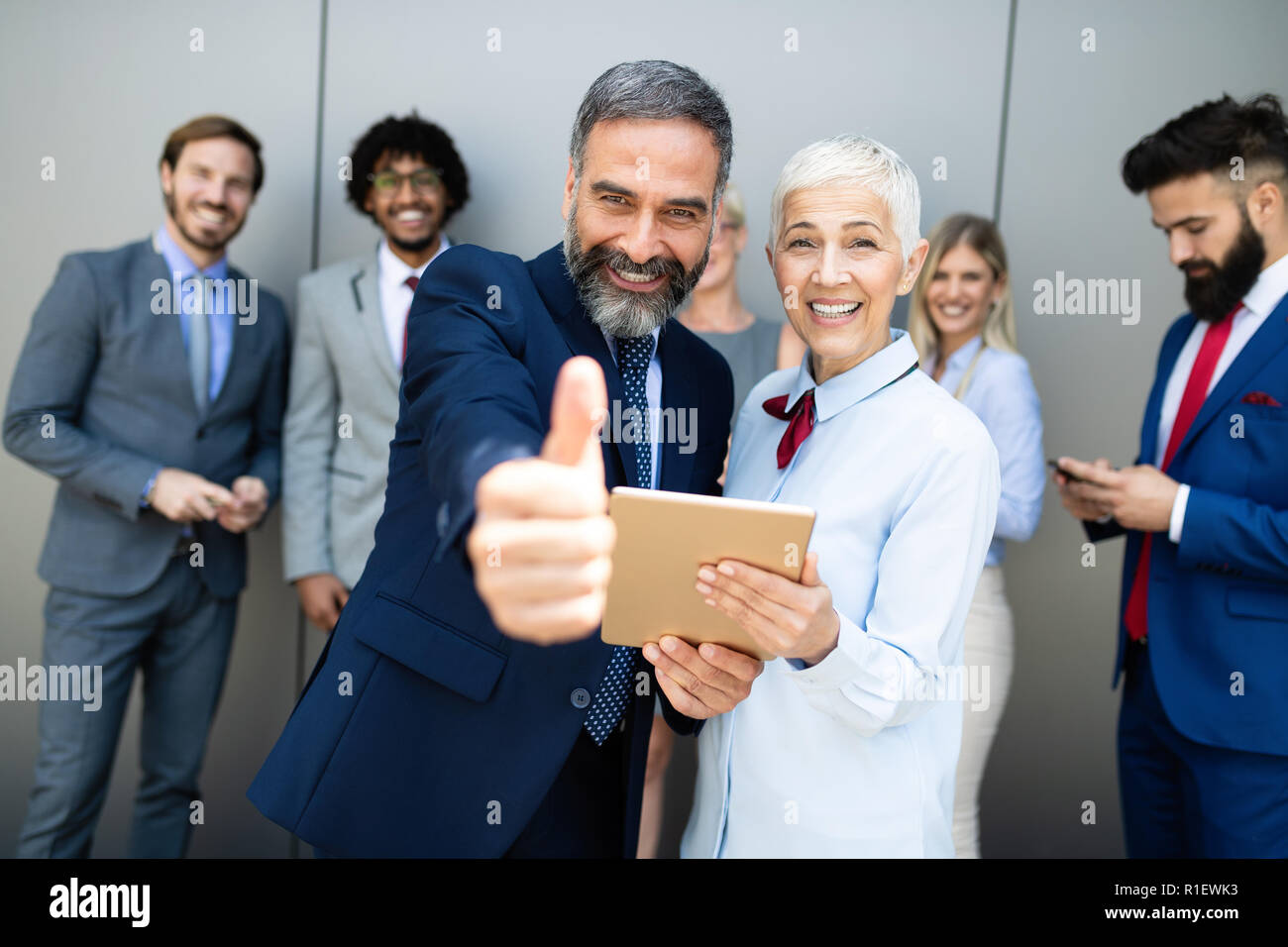 Portrait of creative business team standing ensemble et rire Banque D'Images