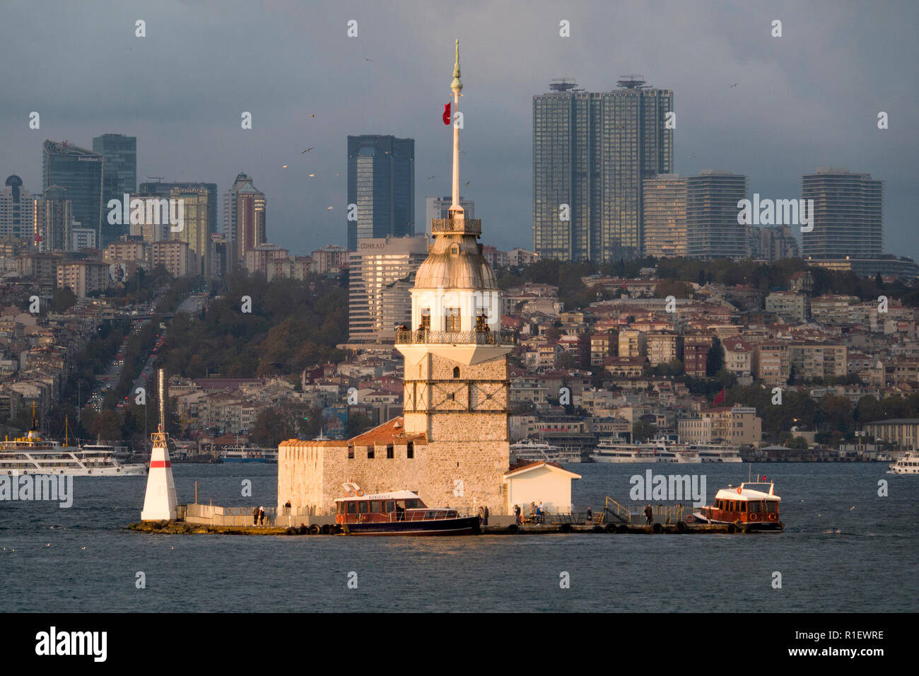 Tour de la jeune fille (Kız Kulesi) ancien phare sur le Bosphore à Istanbul, Turquie Banque D'Images