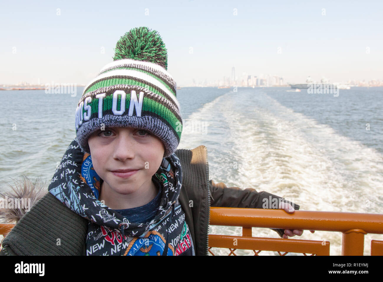 Un garçon de neuf ans sur le ferry pour Staten Island, New York , États-Unis d'Amérique. Banque D'Images