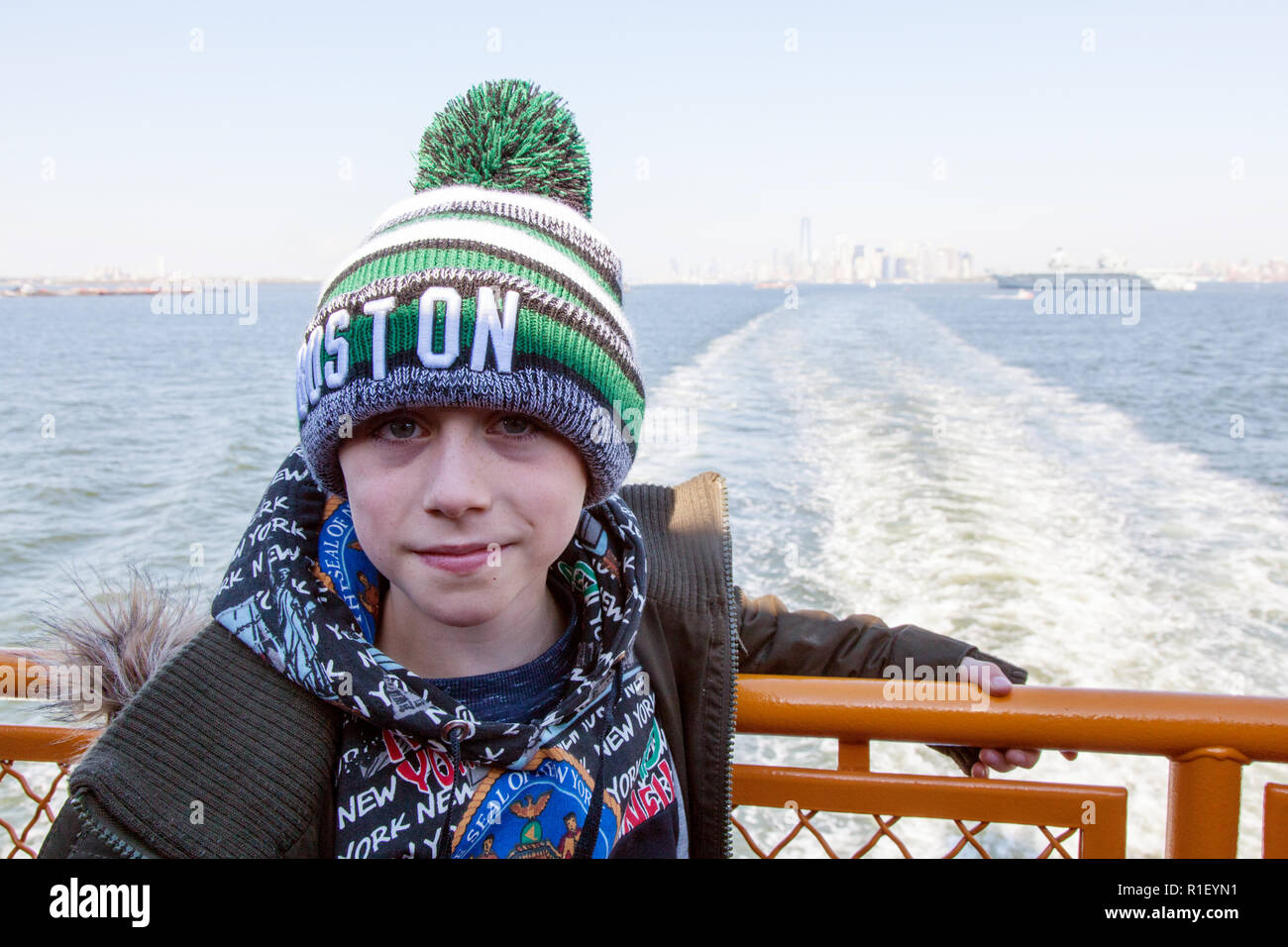Un garçon de neuf ans sur le ferry pour Staten Island, New York , États-Unis d'Amérique. Banque D'Images