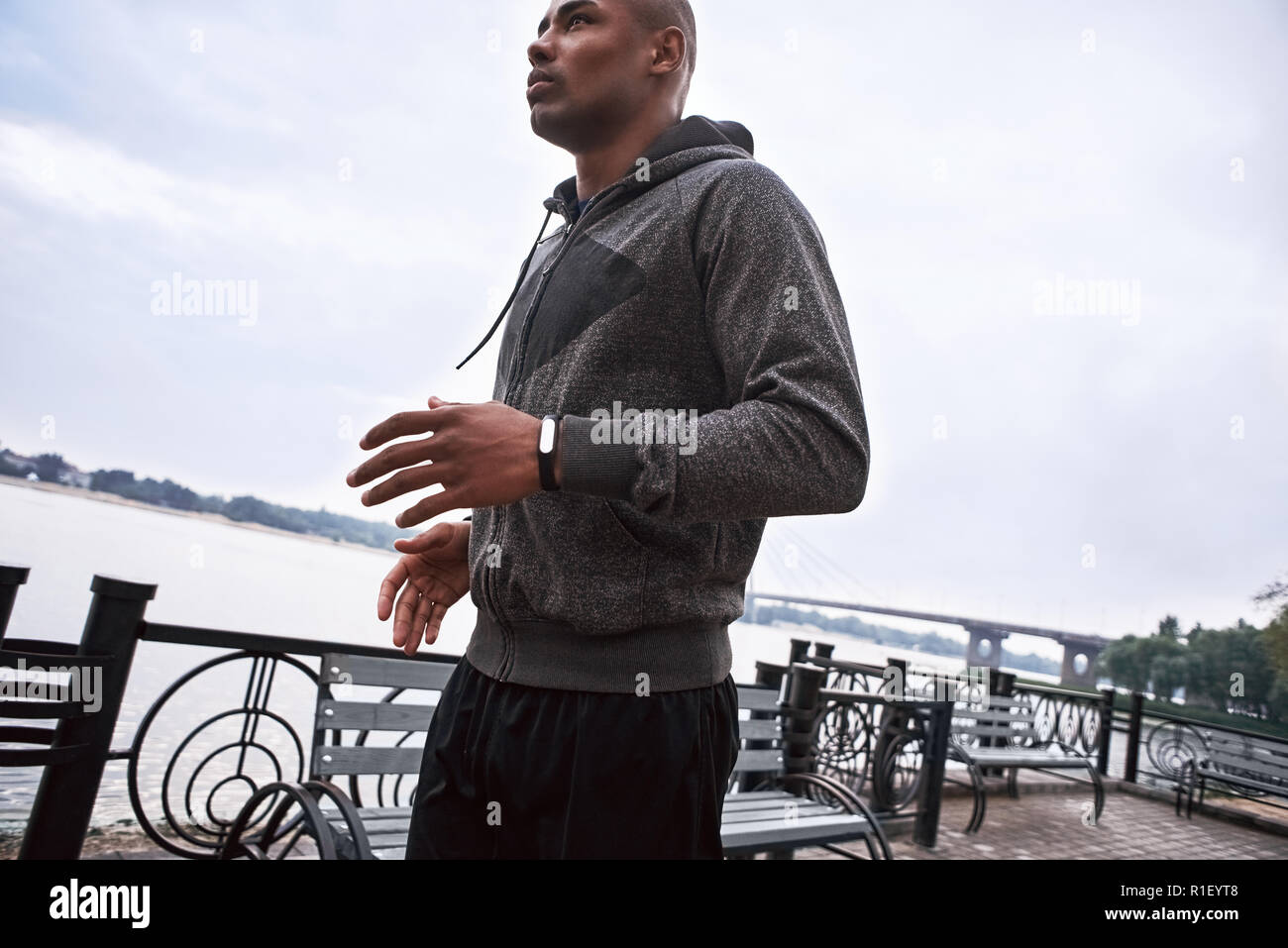 Matin d'exécution. Close up of young African man jogging sur le parc en plein air Banque D'Images