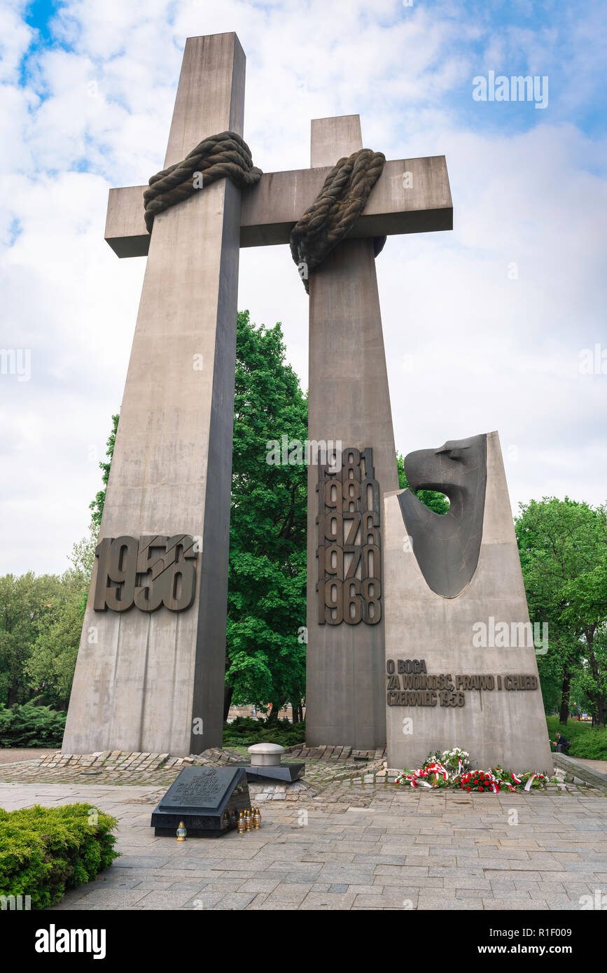 Monument de Poznan, vue sur le Monument aux victimes de juin 1956 à la place Adam Mickiewicz (Plac Mickiewicza), Poznan, Pologne. Banque D'Images