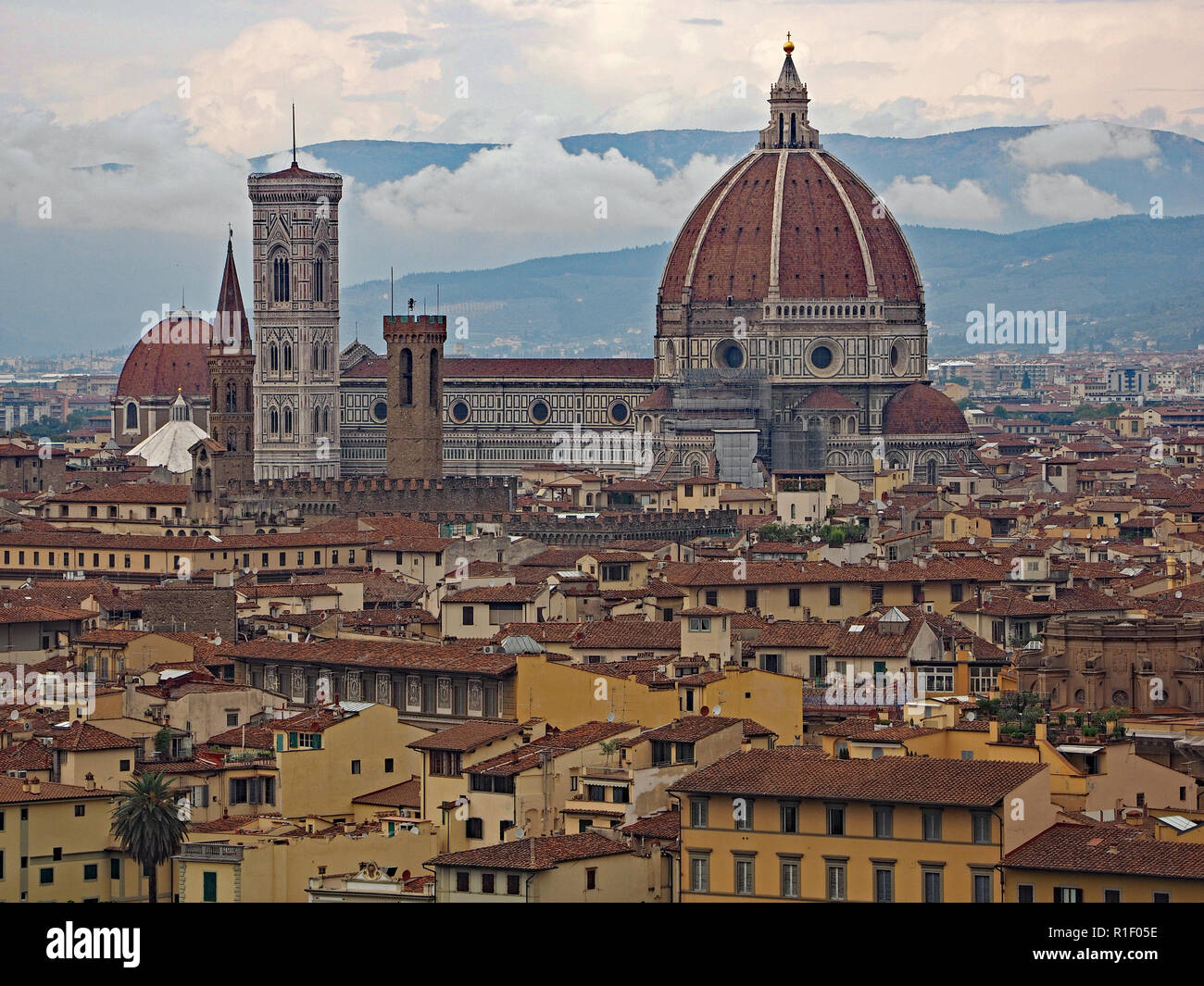 Vue sur Florence depuis San Miniato colline au-dessus de la porte de San Niccolò vers le Dôme, la coupole de Brunelleschi et le campanile de Giotto à Florence, Italie Banque D'Images