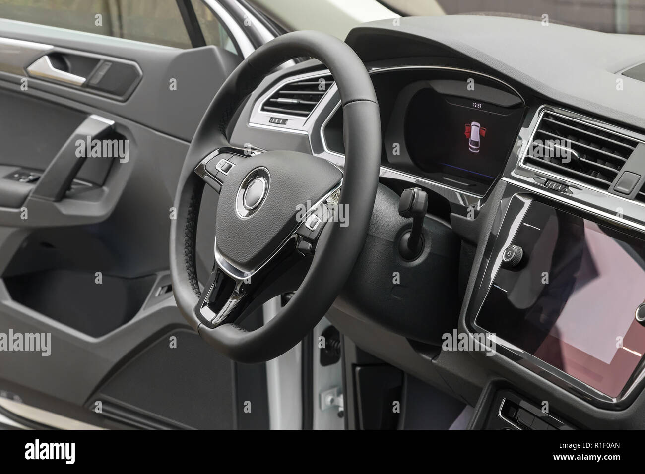 Intérieur de la voiture intérieur avec volant et les dispositifs de commande Banque D'Images