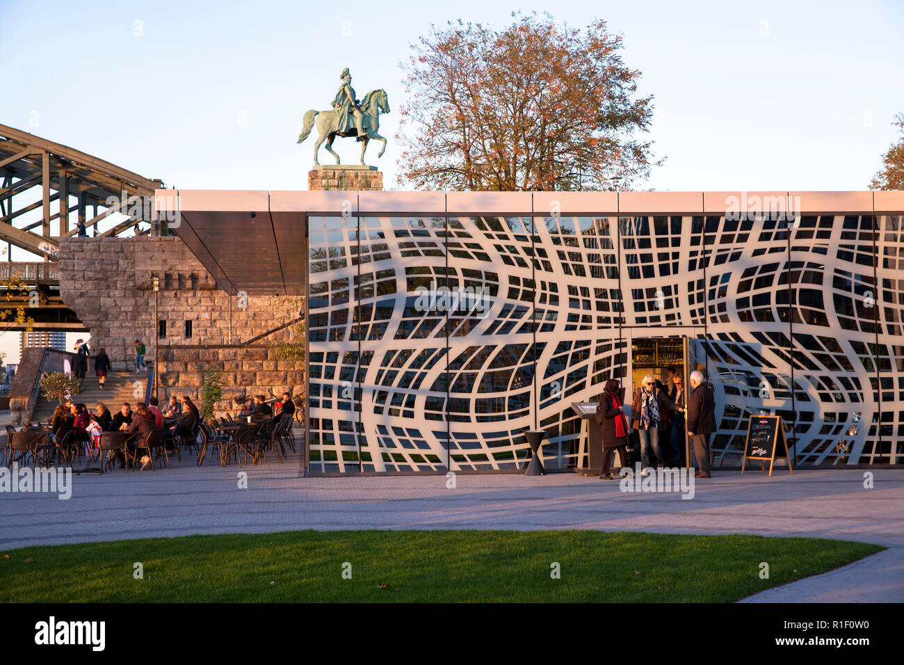 Le restaurant Grissini en face de l'hôtel Hyatt Regency sur les rives du Rhin dans le quartier de Deutz, statue équestre à l'Hohenzolle Banque D'Images