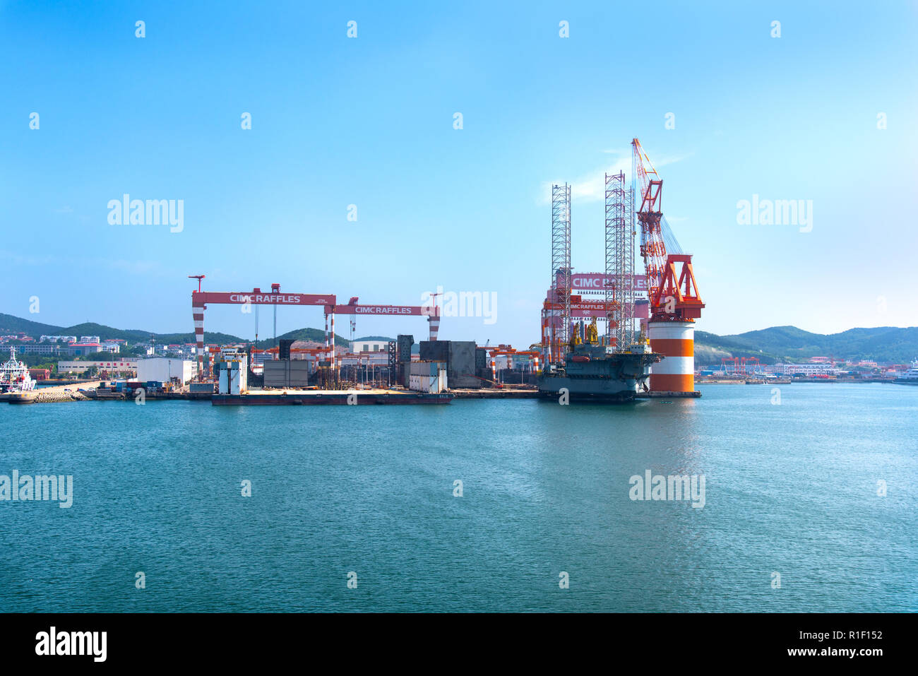 YANTAI, Shandong, Chine - 21 juil 2018 : Le CIMC Raffles Shipyard. Le complexe comprend une des plus grandes cales sèches dans le monde. Banque D'Images