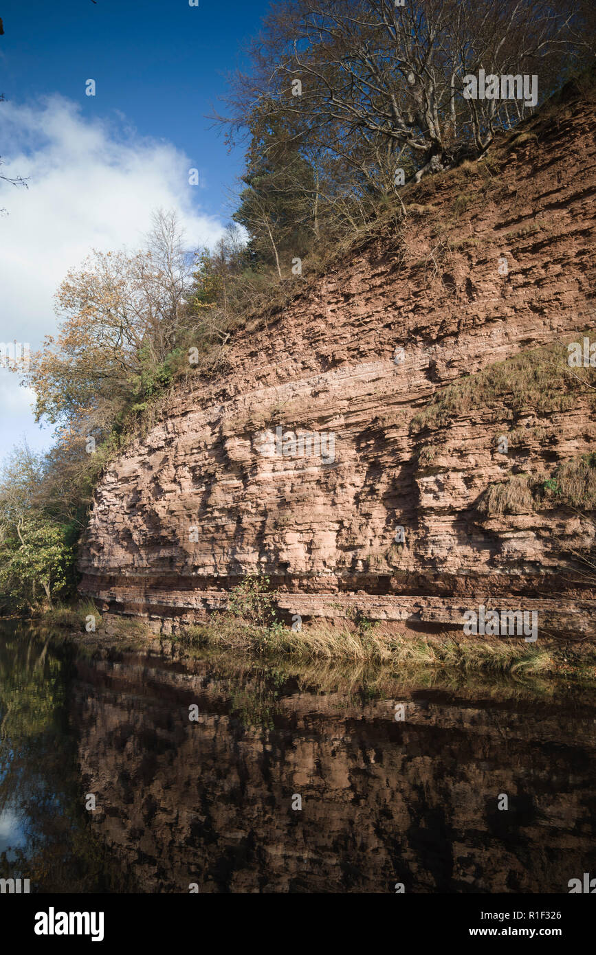 Vieux rouge des falaises de grès Dévoniens à côté de la rivière en Jedwater Jedburgh, Scottish Borders UK - les roches ont contribué à faire de James Hutton le "père de la géologie' Banque D'Images