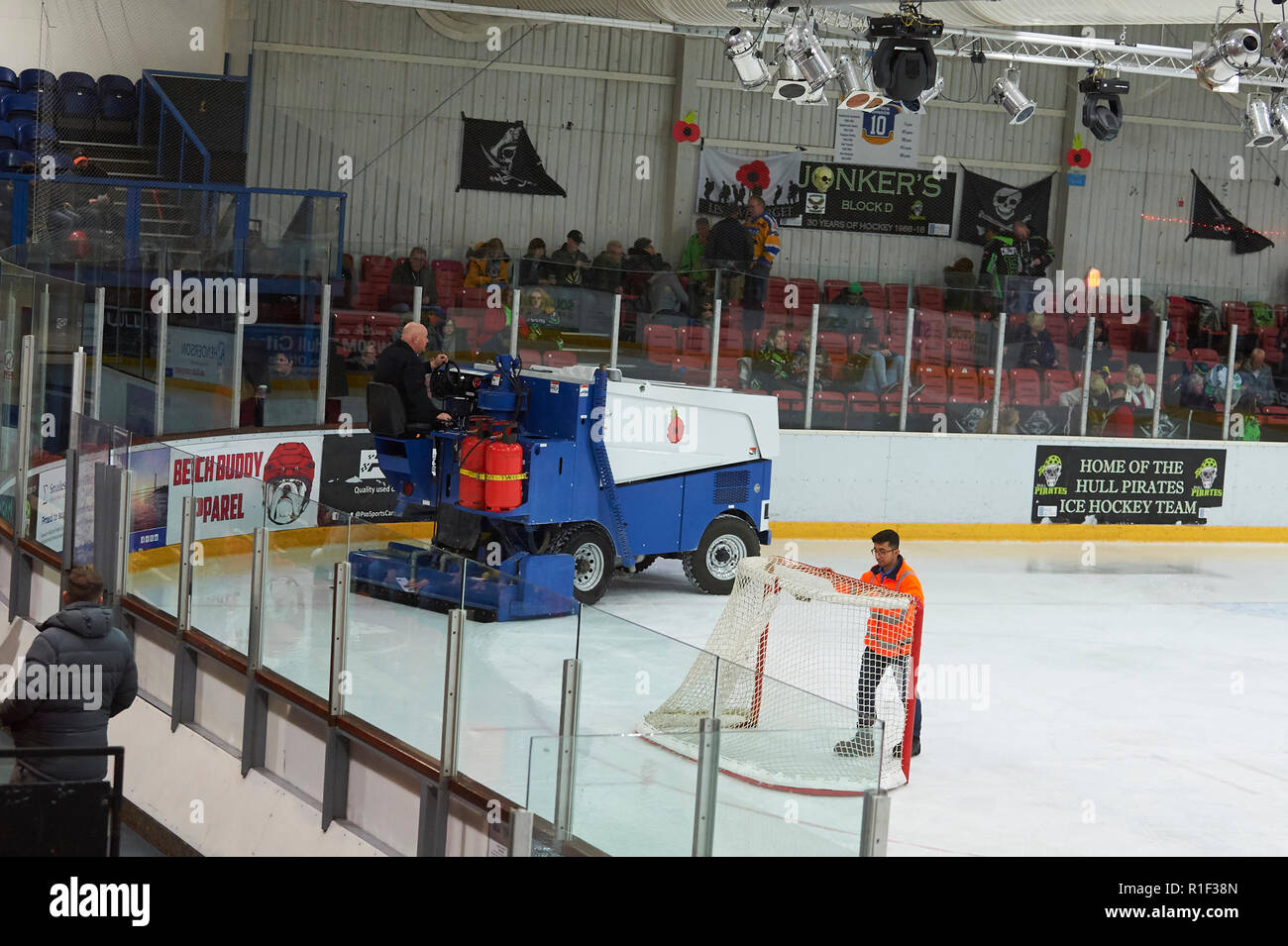 La réparation de la machine à glace Zamboni glace défoncée de match de hockey à la Coque Pirates Ice Arena, Hull, East Riding of Yorkshire, Angleterre, RU, FR. Banque D'Images