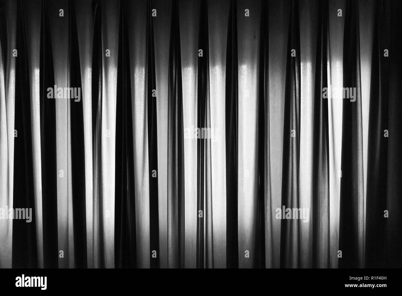 Photo horizontale de rideau noir et blanc pour le fond et la texture Banque D'Images