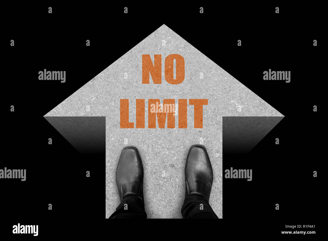 Chaussures en cuir homme en noir debout sur l'avant chemin de béton, sans aucune limitation du concept. Banque D'Images