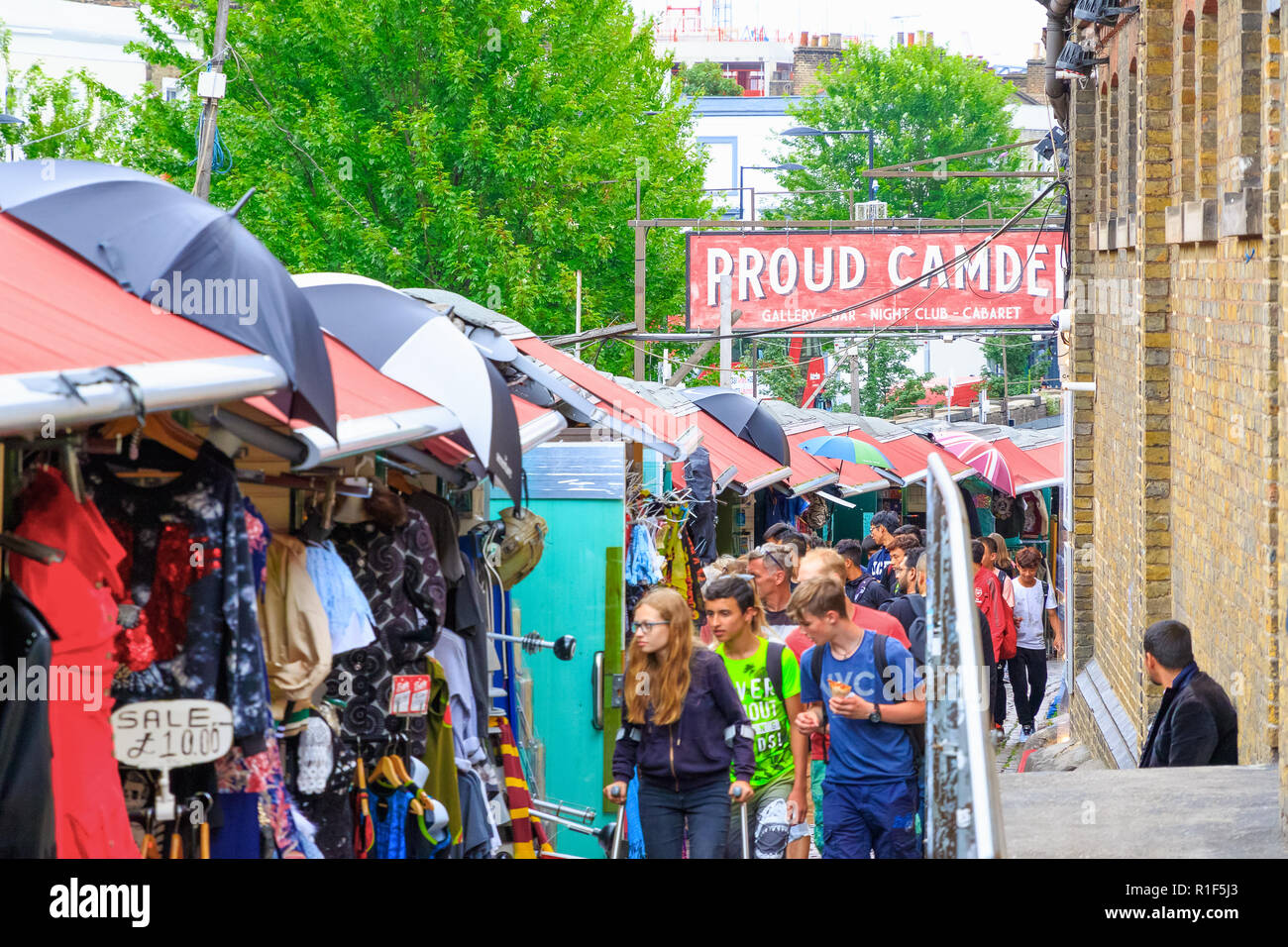 Londres, UK - 1 septembre 2018 - signe de fiers Camden avec une ruelle bondée au marché de Camden Banque D'Images