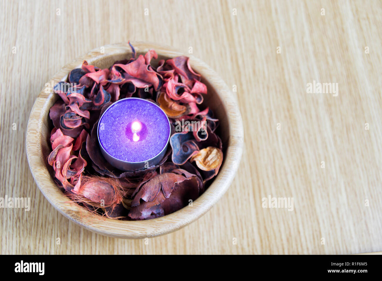 Lumière de bougie mauve avec pot-pourri pour spa et concept de décoration de Noël Banque D'Images