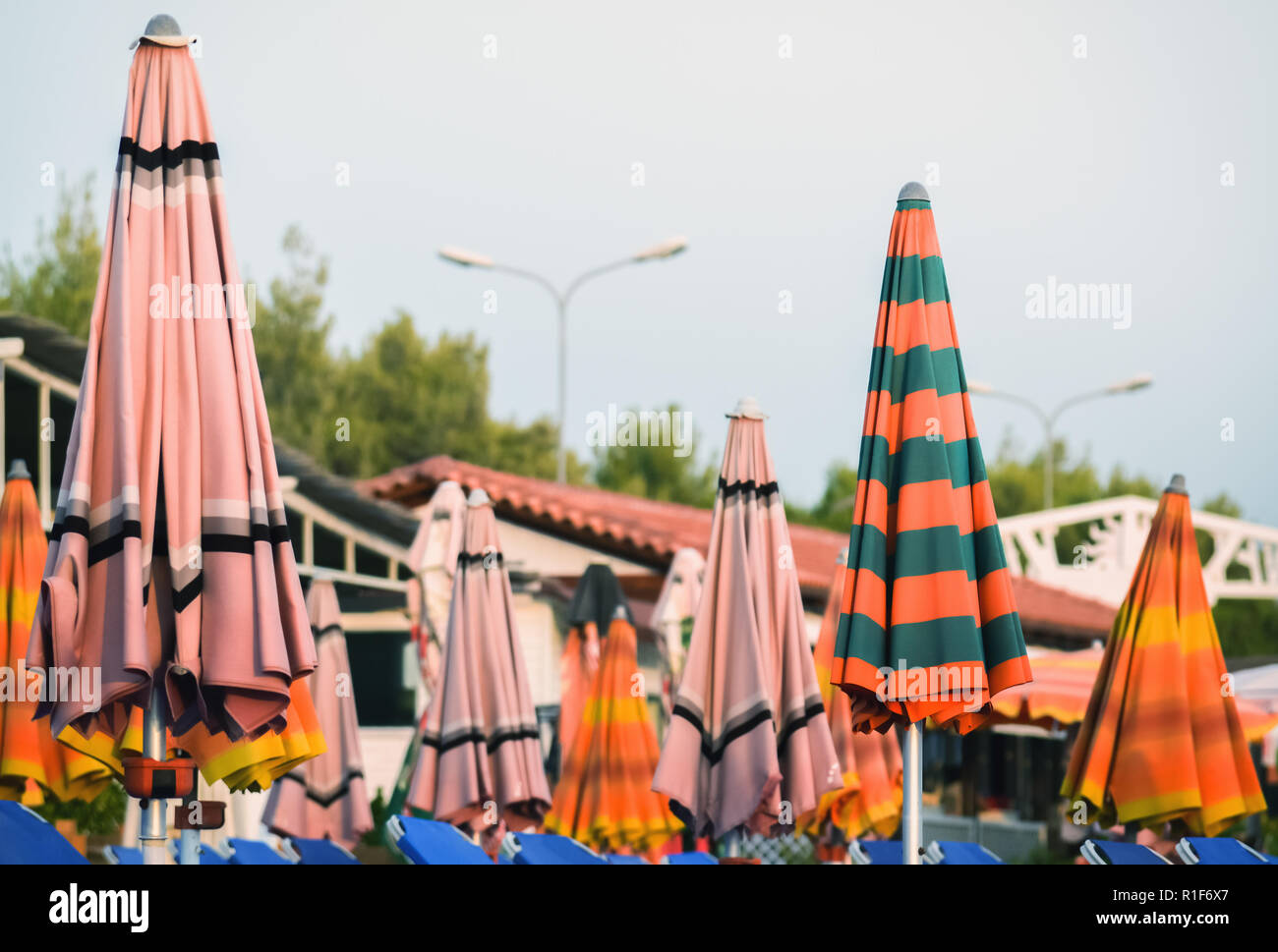 Gros plan du clos des parasols sur la plage au coucher du soleil Banque D'Images