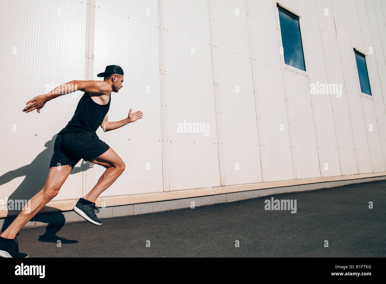 L'homme sportif runner fonctionnant en ville sreet. Sport, santé, fitness, jogging Banque D'Images
