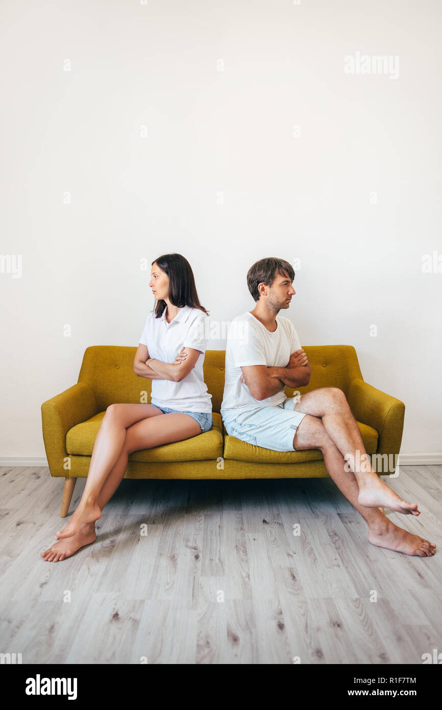 Malheureux couple sitting on sofa dos à dos après querelle. Problème dans la relation Banque D'Images