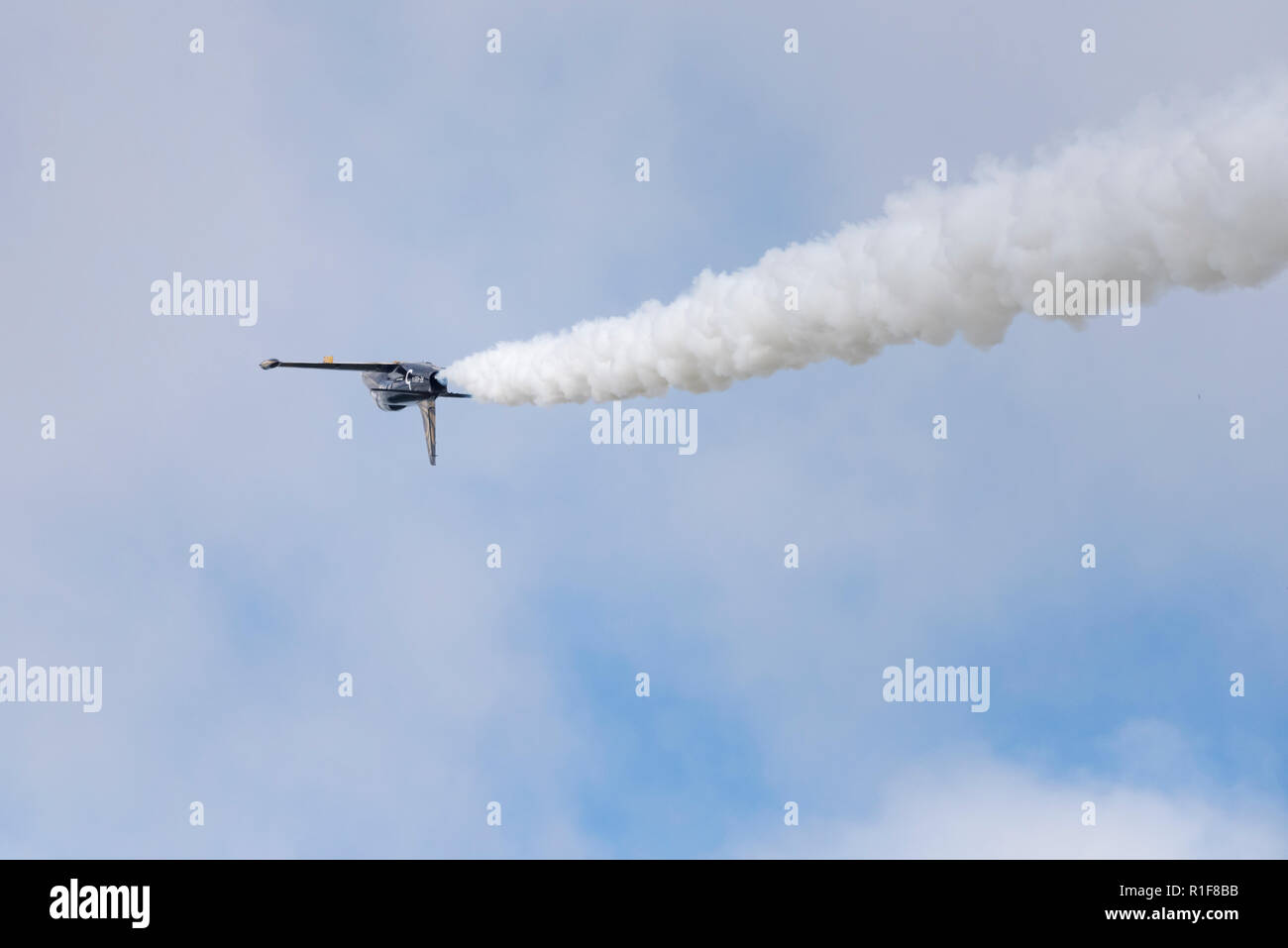 Novosibirsk, Russie - Août 5, 2018 : l'équipe de voltige Russ un avion L-39 Albatross exécute le programme à l'air show. Banque D'Images