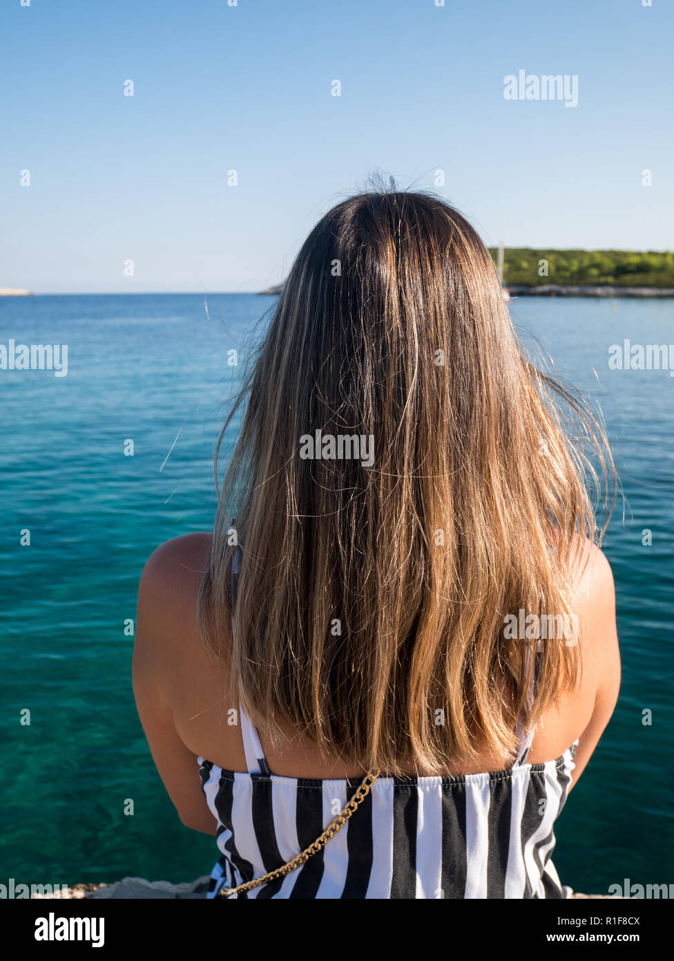 Caucasian woman with long hair près de la mer le jour d'été ensoleillé close up Banque D'Images