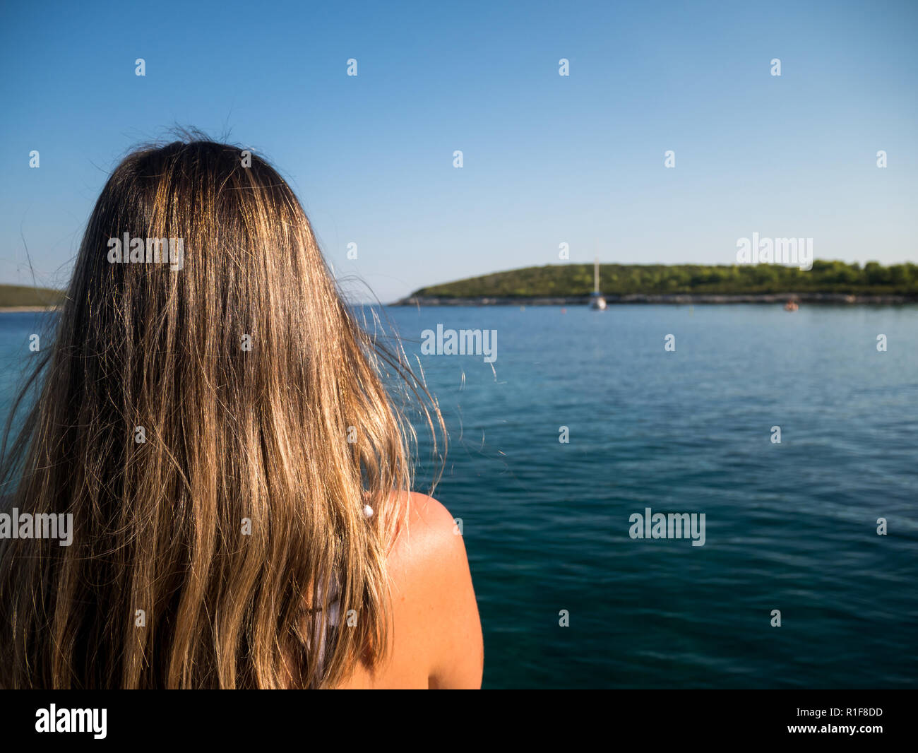 Close up femme avec de longs cheveux bleu calme près de la mer sur l'île de Vis en Croatie Banque D'Images