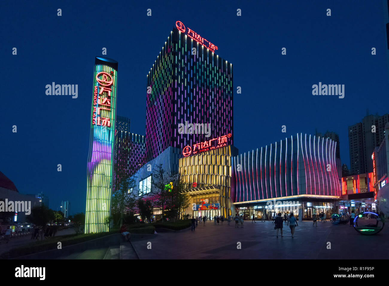 YANTAI, Shandong, Chine - 16 juil 2018 : Une soirée de voir Wanda Shopping Centre. Banque D'Images