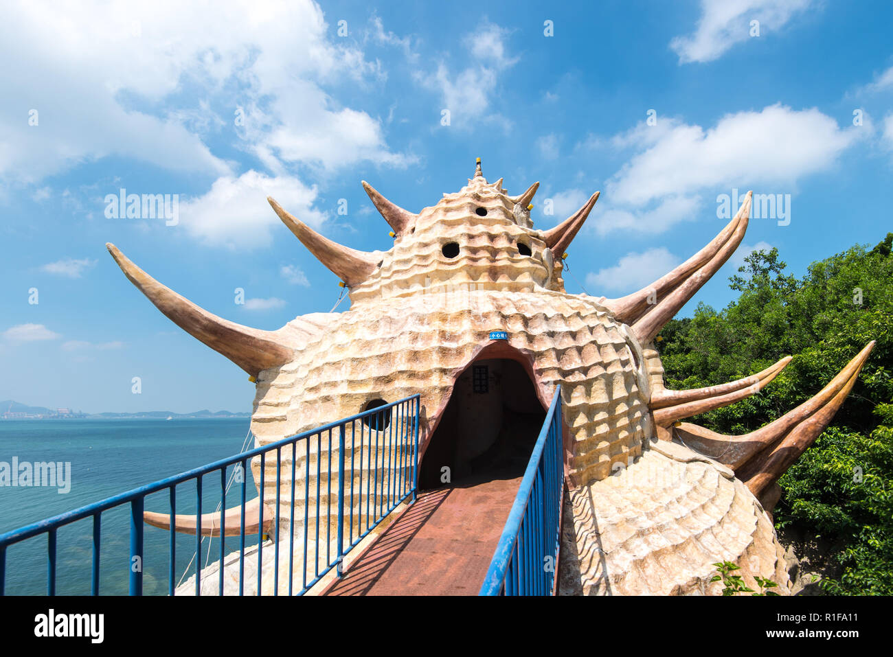 La construction inhabituelle du chemin entre iseen Moon Bay et de l'est Fort Dongpaotai, Yantai, Shandong, Chine Banque D'Images