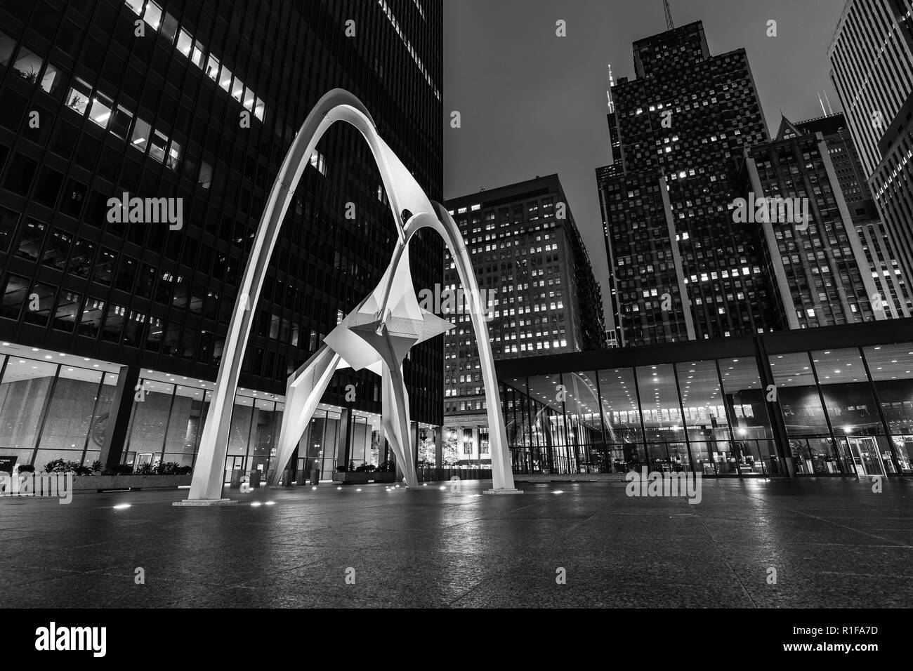 Le Flamant Rose a été créé par Alexander Calder en 1974 en face de l'Kluczynski Federal Building. Banque D'Images