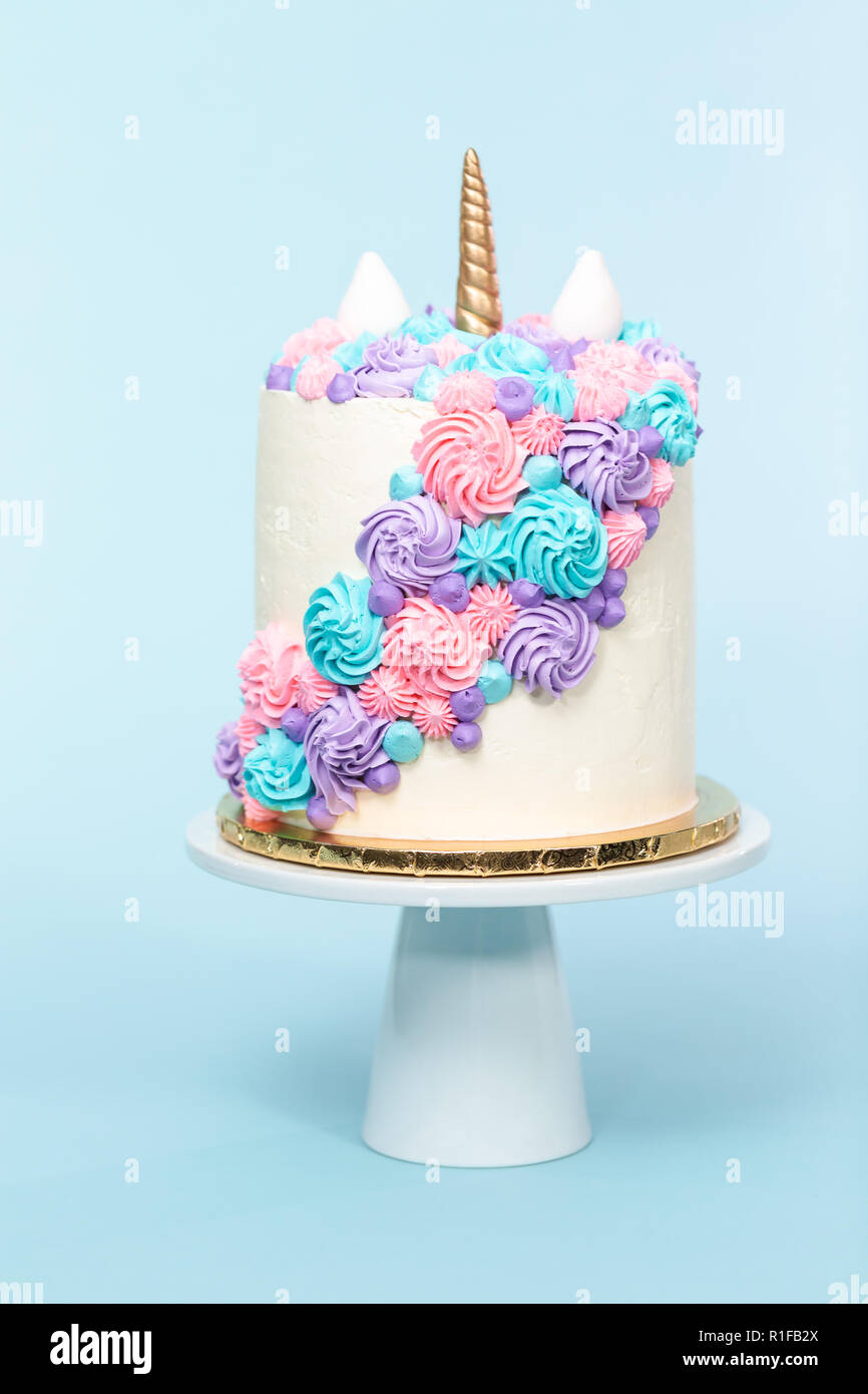 Unicorn Gastronomique Gateau Avec Glacage Buttercream Roses Et Mauves Sur Fond Bleu Photo Stock Alamy